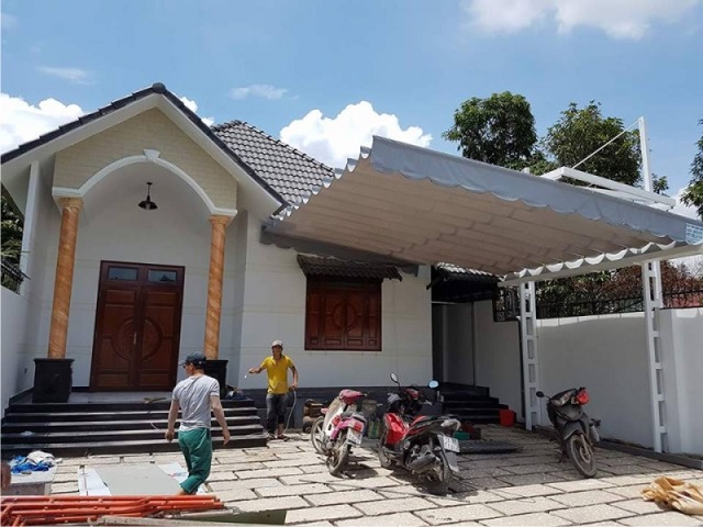 phu-kien-mai-hien-di-dong-tphcm-03 Hình ảnh một bộ phụ kiện mái hiên di động bao gồm các thanh kim loại, bánh xe và các chi tiết lắp ráp nhỏ.