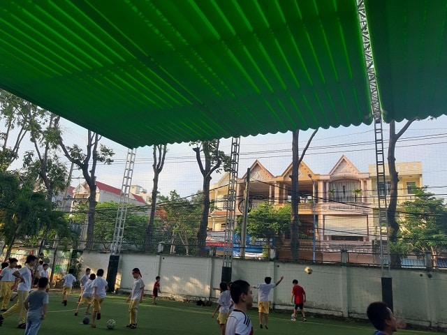 mái bạt xếp lượn sóng di động cho sân bóng