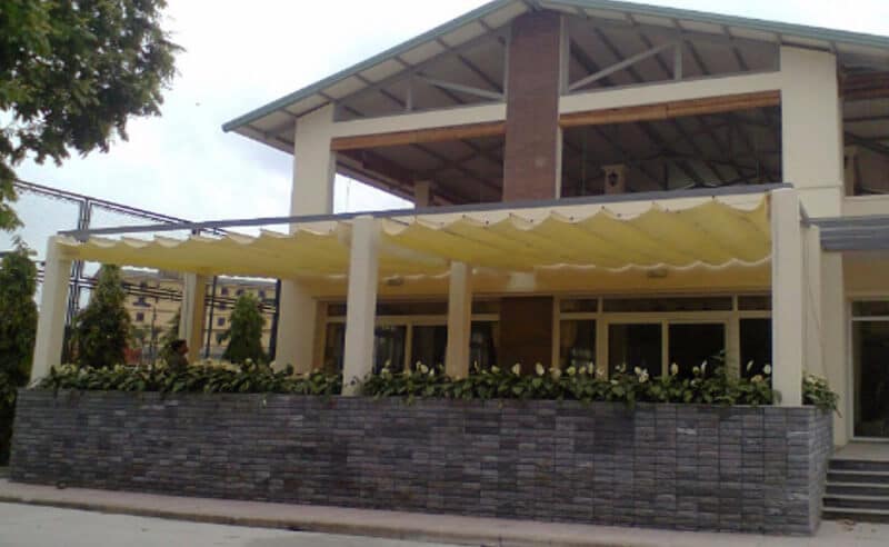 Cấu tạo mái xếp lượn sóng với khung kim loại và bạt che